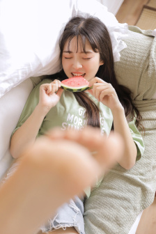 女人脱自己裤衩